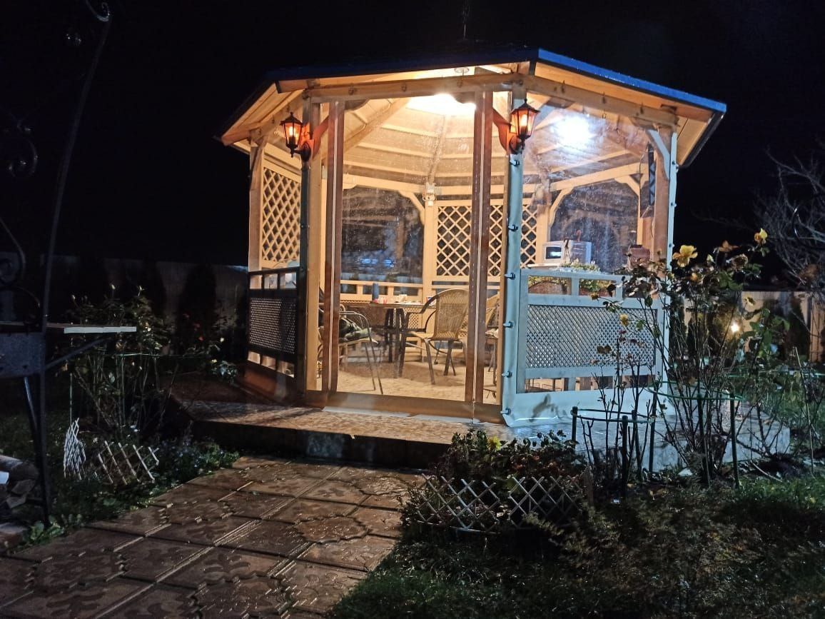 Мягкие окна ПВХ на освещенной садовой беседке в посёлке Куркино